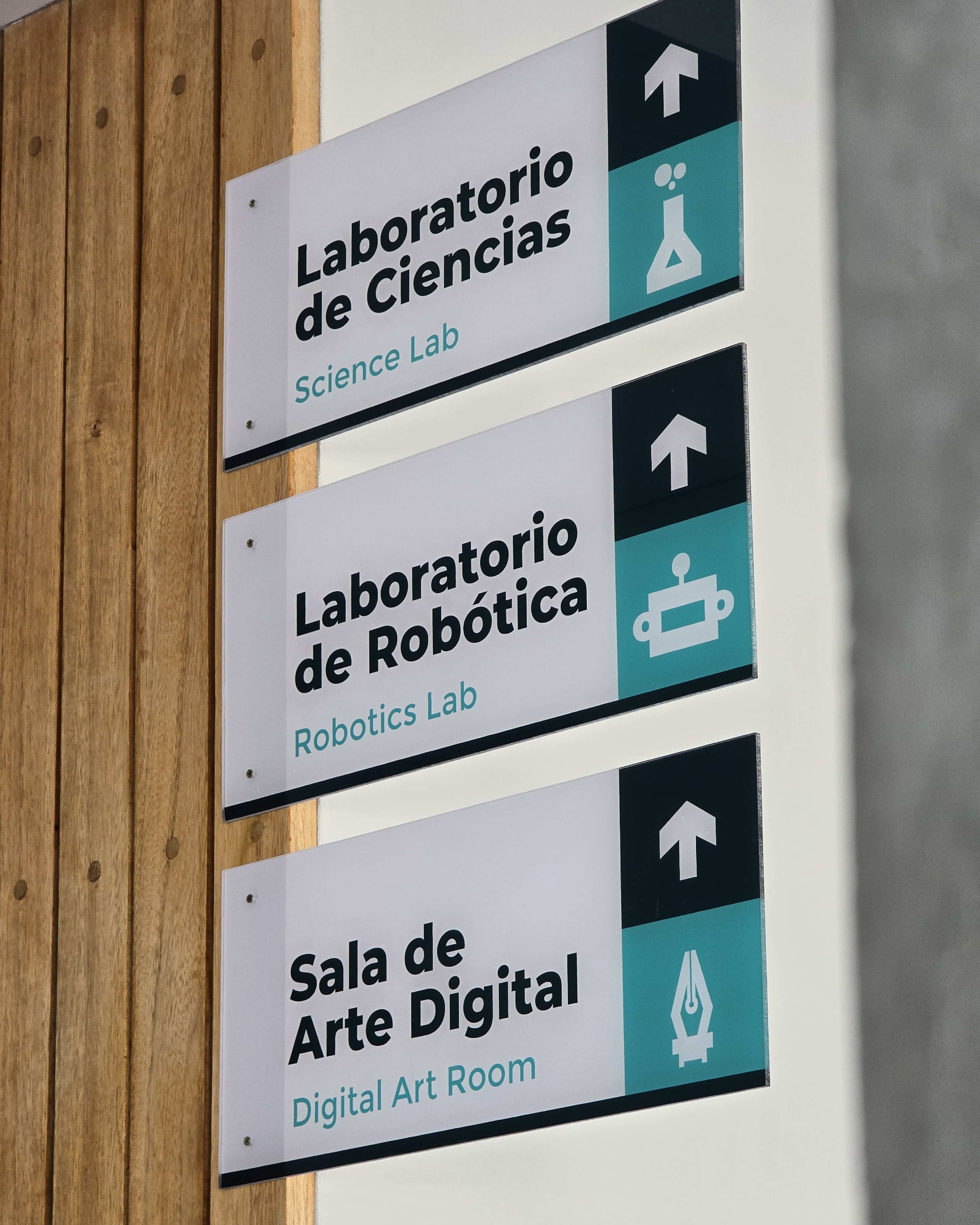 Señalética instalada - Carteles de Laboratorio de Ciencias, Robótica y Arte Digital