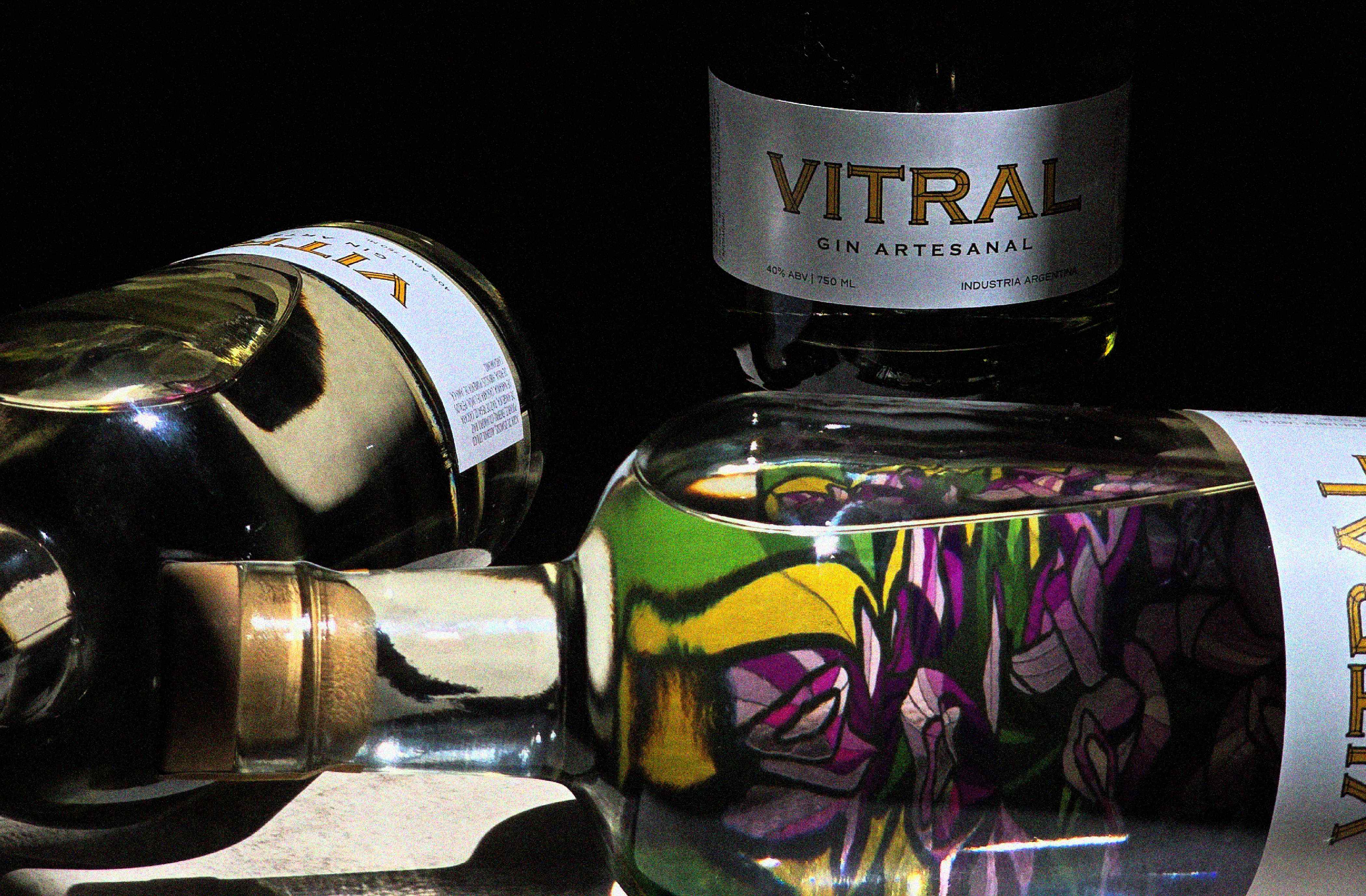 Vitral - Dos botellas mostrando el efecto vitral con iluminacion dramatica